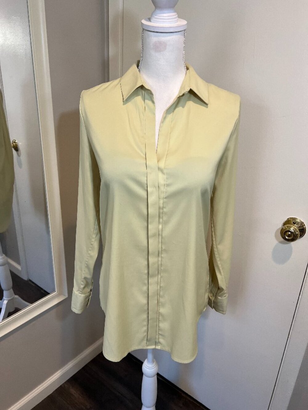 Ann Taylor Light Green Button Down Blouse, Size 6